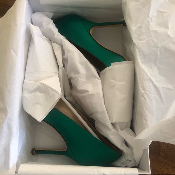 NIB $1125 Manolo Blahnik Hangisi Satin Crystal-Buckle Pumps in Green - size 37.5 - Picture 15 of 16